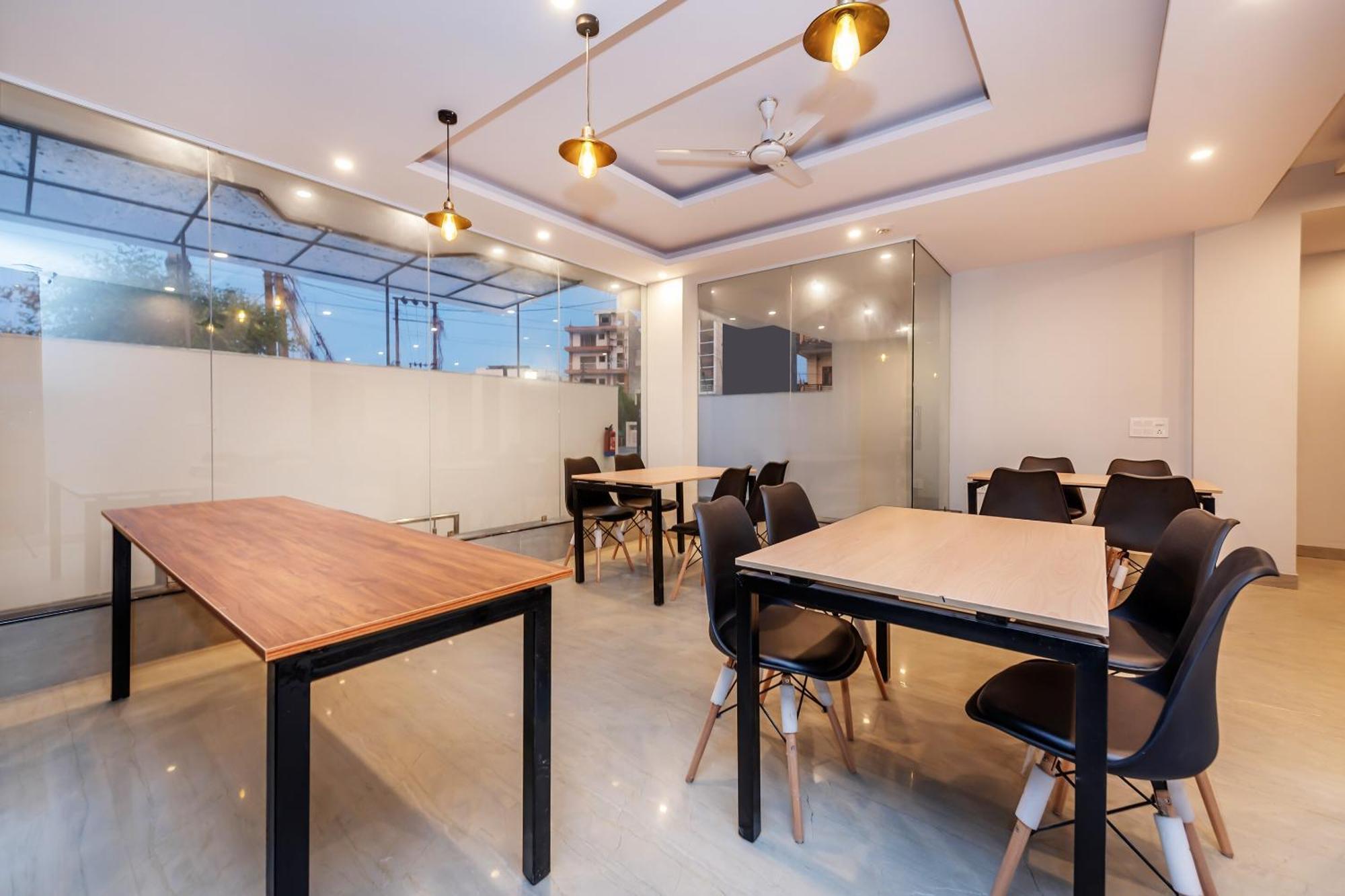 Hotel O Earth Villa Near Bestech Central Square Mall Гургаон Екстериор снимка