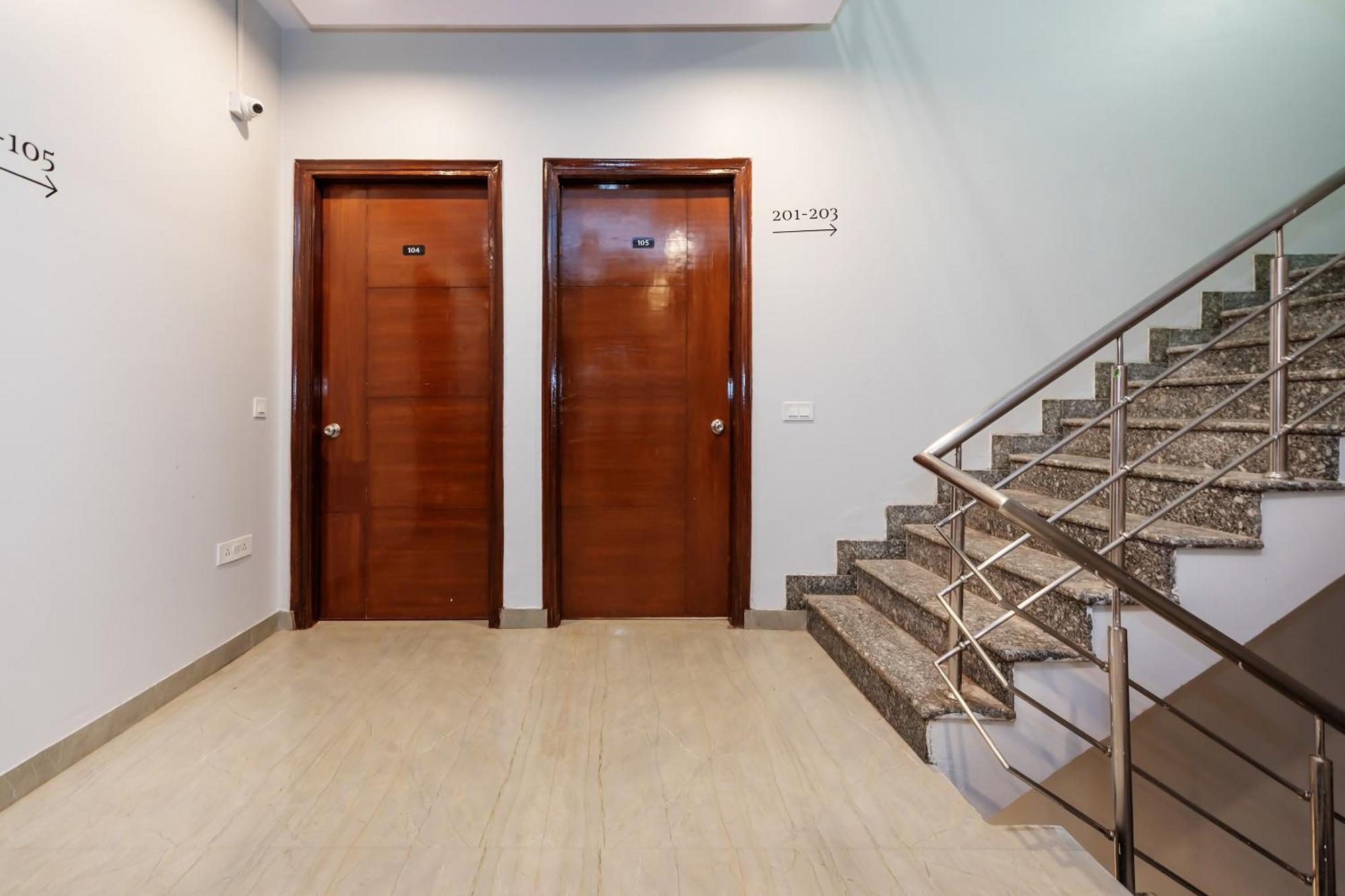 Hotel O Earth Villa Near Bestech Central Square Mall Гургаон Екстериор снимка